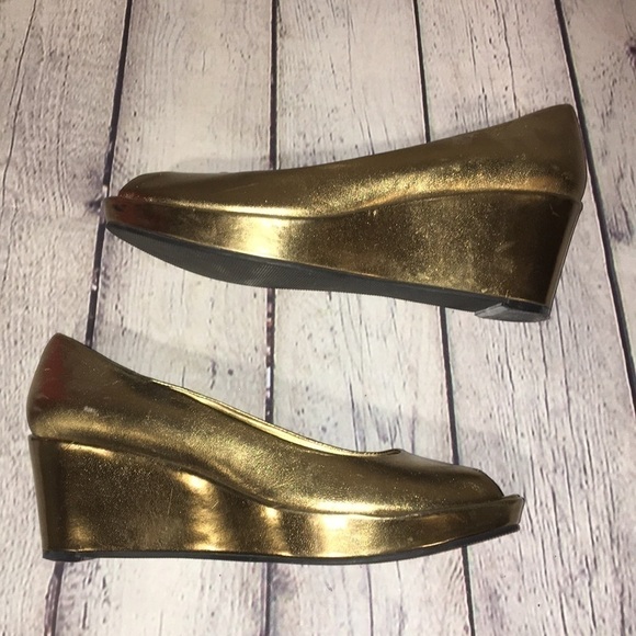 Kelly & Katie gold platform peep toe wedges - Picture 8 of 10
